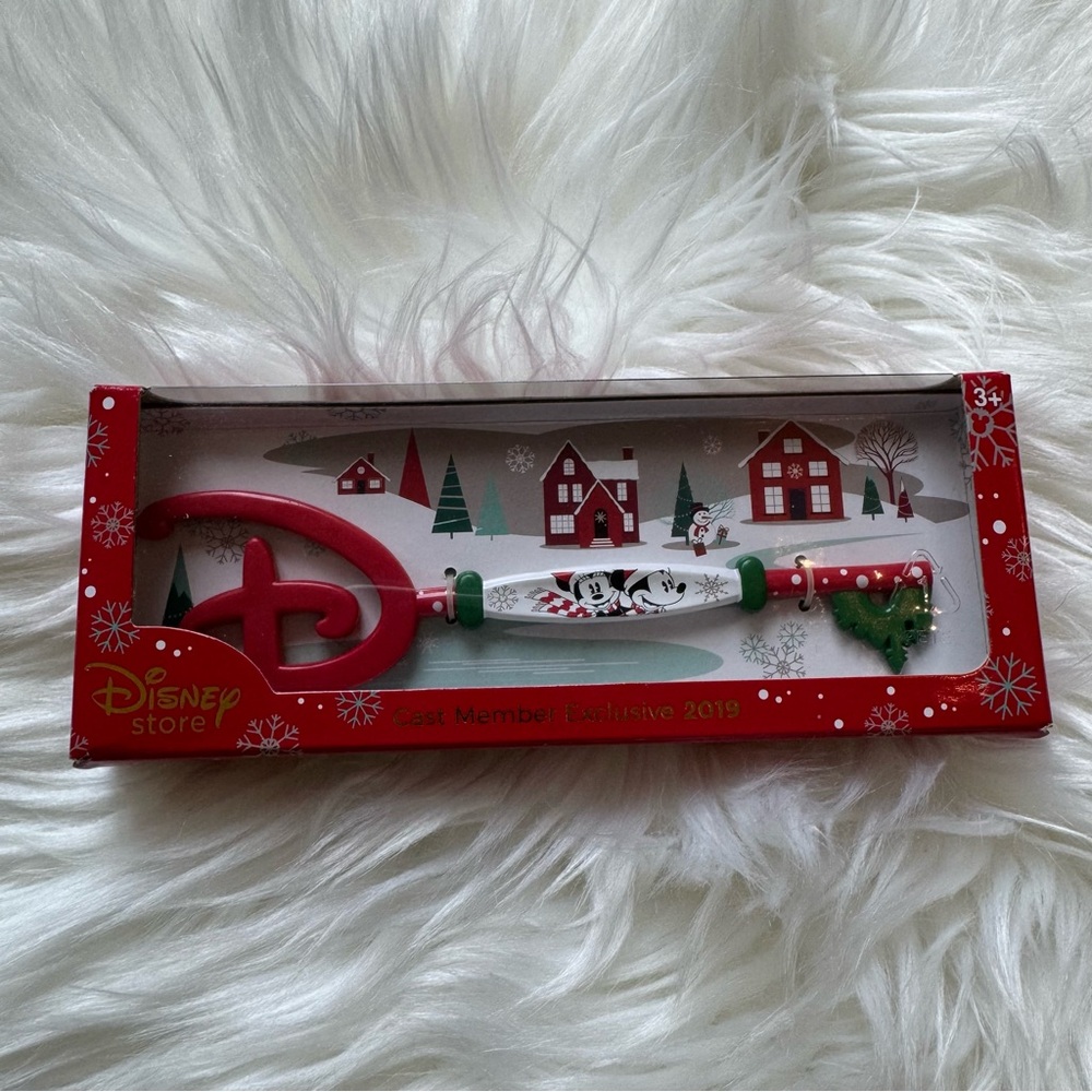 Disney Store Cast member exclusive holiday key 2019 NWT New in Box RARE
